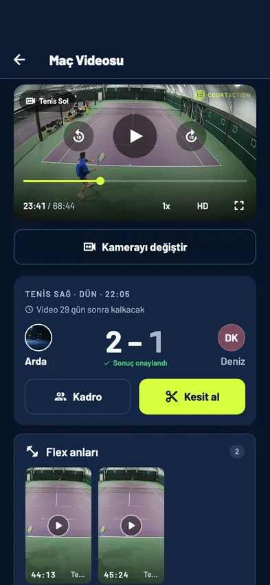 11 Ekim maçından bir an: Tenis 1, mavi tişörtlü oyuncu topa vuruyor
