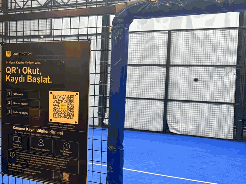 CourtAction kurulu kort ve girişteki QR tabelası