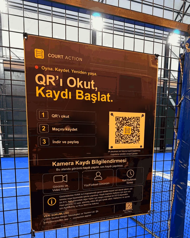 No1 Padel'de kort girişindeki CourtAction QR tabelası